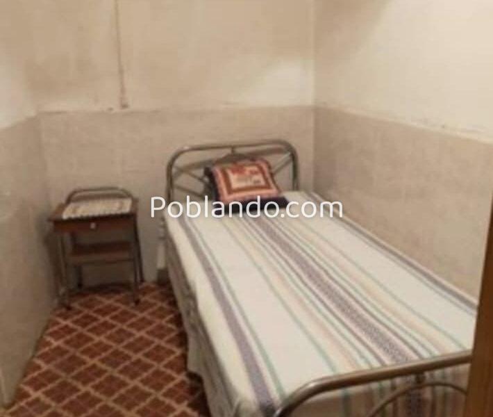 Antigua casa en un pueblo de Cáceres con patio, dos naves y bastante terreno.