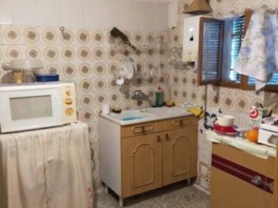 Antigua casa en un pueblo de Cáceres con patio, dos naves y bastante terreno.