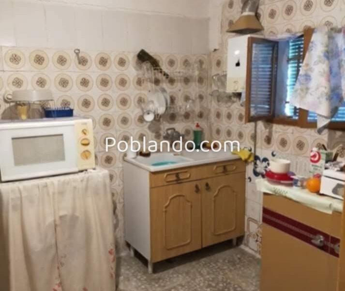 Antigua casa en un pueblo de Cáceres con patio, dos naves y bastante terreno.
