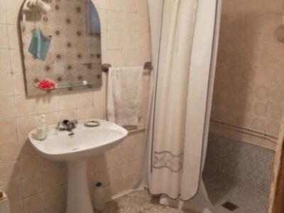 Antigua casa en un pueblo de Cáceres con patio, dos naves y bastante terreno.