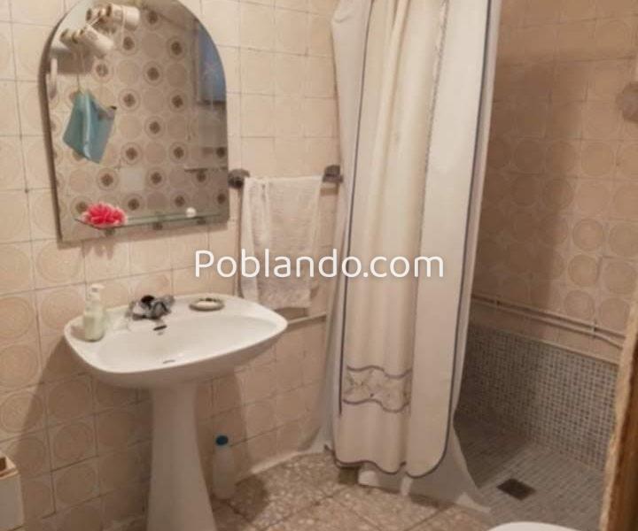 Antigua casa en un pueblo de Cáceres con patio, dos naves y bastante terreno.
