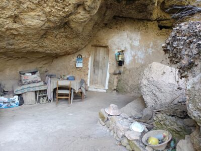 Finca de regadío, con un insólito lugar para vivir junto al rio Ebro
