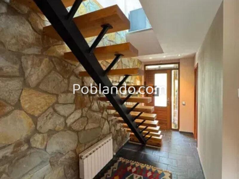 Gran oportunidad por su exclusividad ; Donde el silencio huele a leña —Expectacular casa de piedra cerca estacion ski y rodeada de bosques . Perfecta para quienes valoran la naturaleza, las tardes junto a la chimenea y las escapadas de fin de semana