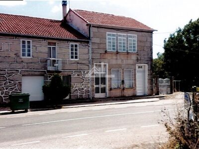 Gran casa de piedra tradicional gallega en el sur de Lugo, en plena Ribeira Sacra