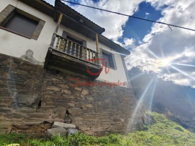 Casa con terraza y jardín