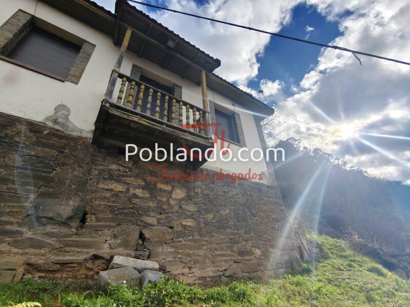 Casa con terraza y jardín