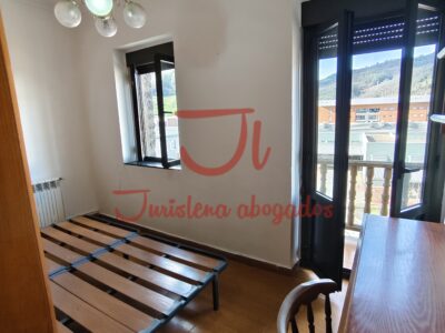 Casa con terraza y jardín