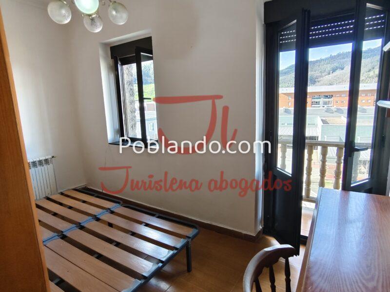 Casa con terraza y jardín