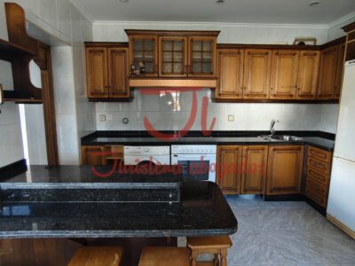 Casa con terraza y jardín