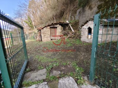 Casa con terraza y jardín