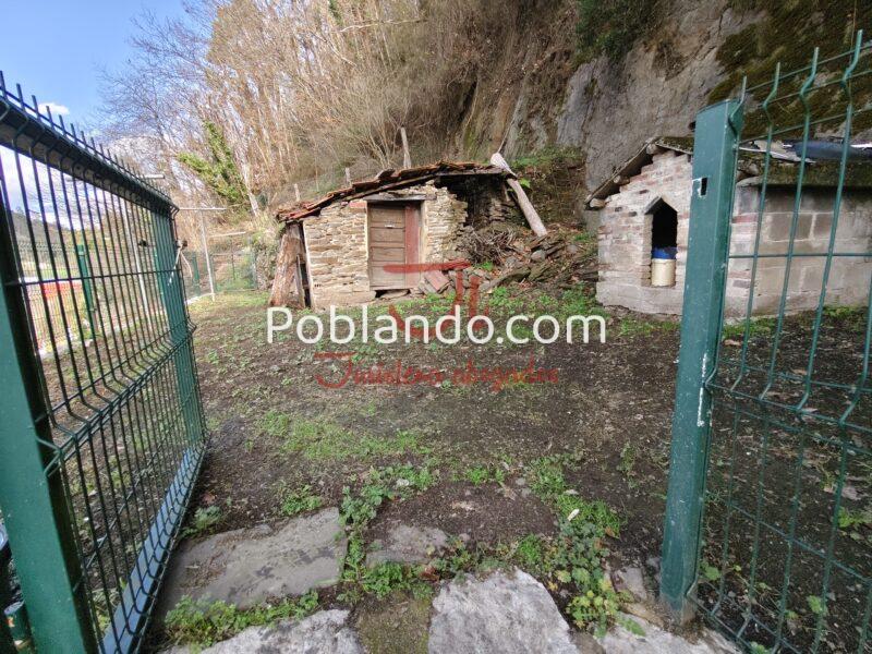Casa con terraza y jardín