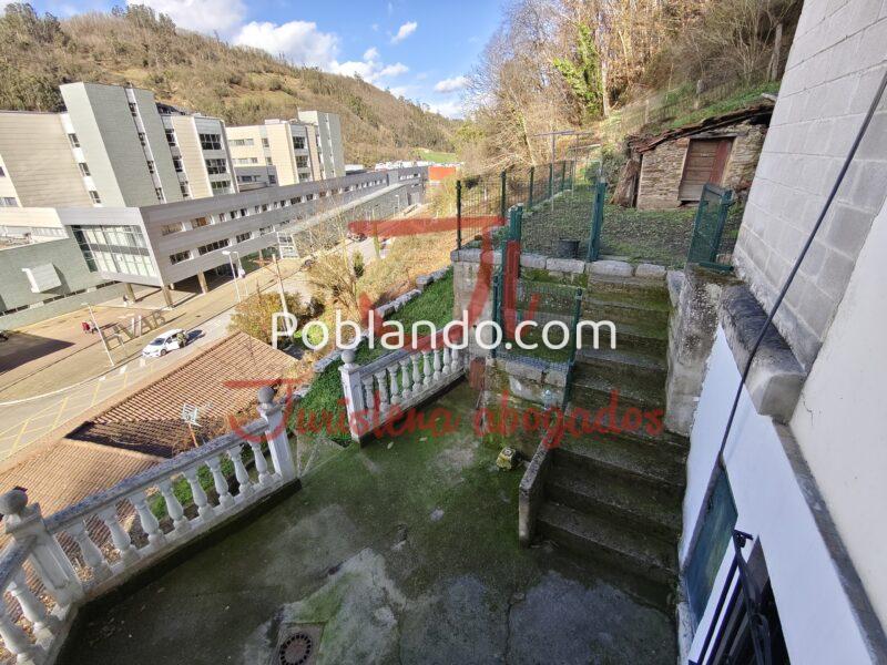 Casa con terraza y jardín