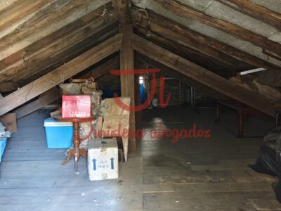 Casa con terraza y jardín