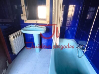 Casa con terraza y jardín