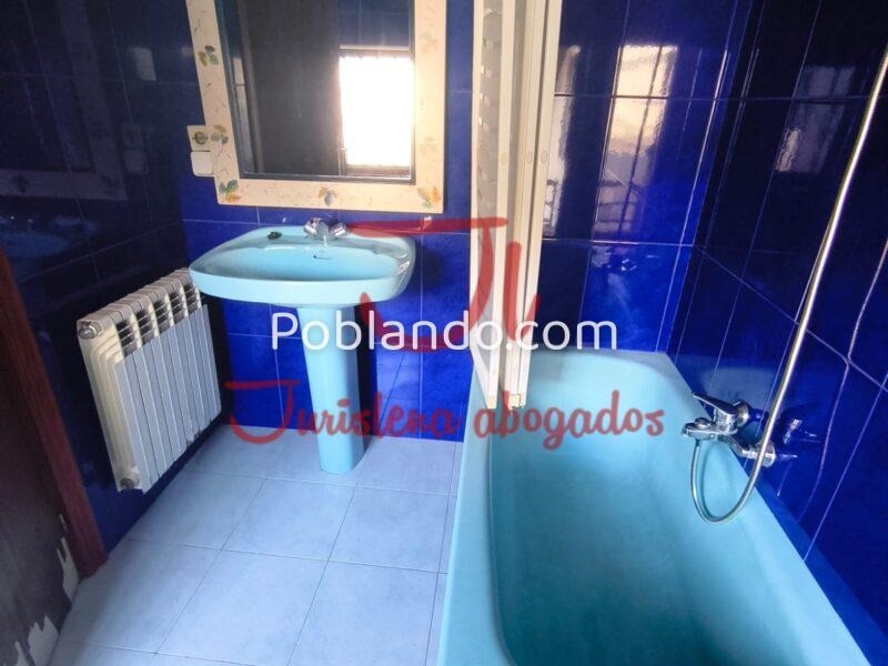 Casa con terraza y jardín