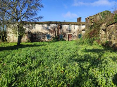 Casa de piedra para restaura con finca segregable