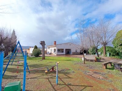 Casa campo con parcela 14000m, cerca de núcleo urbano