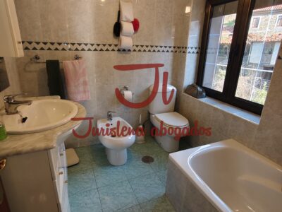 Casa con garaje y jardín en Asturias