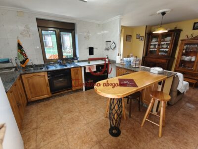 Casa con garaje y jardín en Asturias