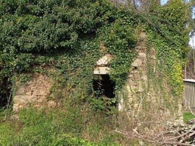 Un Terreno con finca en ruinas