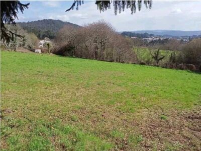 Terreno urbano en Brión (A Coruña) 1.092 m² con servicios – A 10 min de Santiago