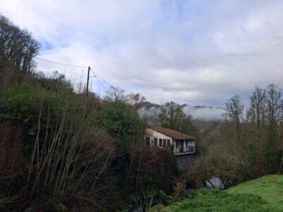 Dos casas en la Ribera sacra con rio a pie de finca.