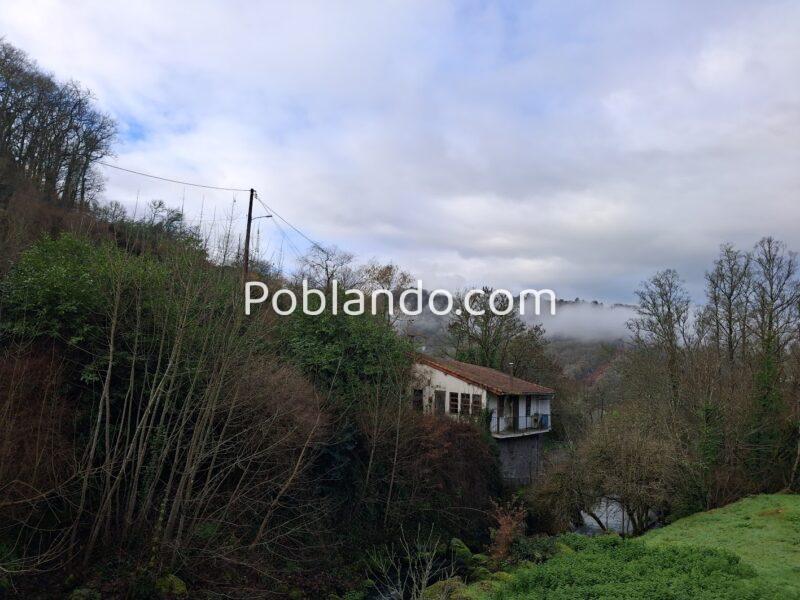 Dos casas en la Ribera sacra con rio a pie de finca.