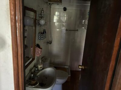 Dos casas en la Ribera sacra con rio a pie de finca.