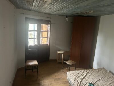 Dos casas en la Ribera sacra con rio a pie de finca.