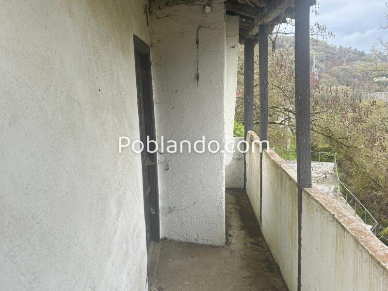 Dos casas en la Ribera sacra con rio a pie de finca.