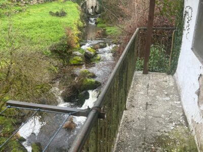 Dos casas en la Ribera sacra con rio a pie de finca.