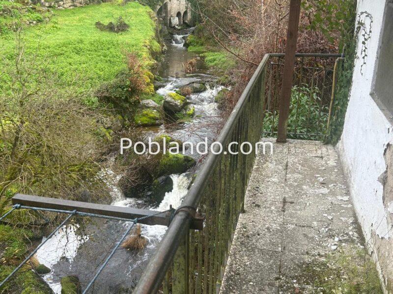 Dos casas en la Ribera sacra con rio a pie de finca.