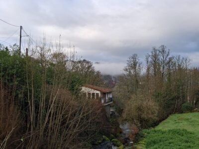 Dos casas en la Ribera sacra con rio a pie de finca.