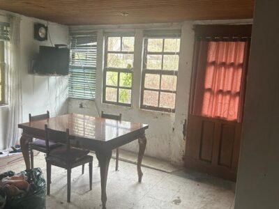 Dos casas en la Ribera sacra con rio a pie de finca.