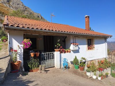 Casa de piedra en la montaña de Asturias