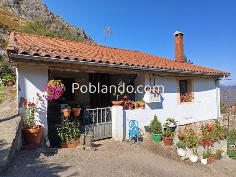 Casa de piedra en la montaña de Asturias