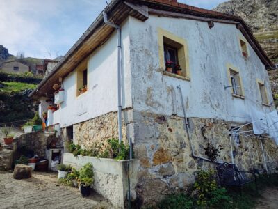 Casa de piedra en la montaña de Asturias