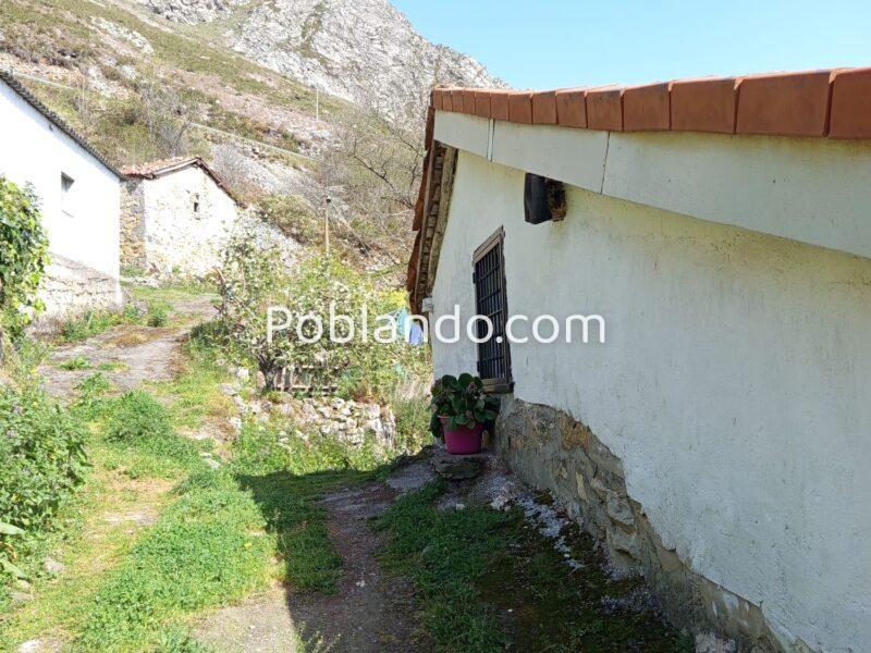Casa de piedra en la montaña de Asturias