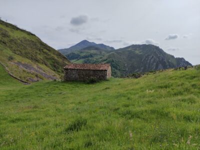 FINCA RÚSTICA CON CABAÑA DE PIEDRA EN ASTURIAS