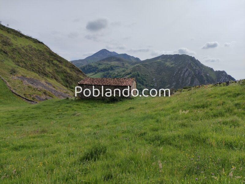 FINCA RÚSTICA CON CABAÑA DE PIEDRA EN ASTURIAS