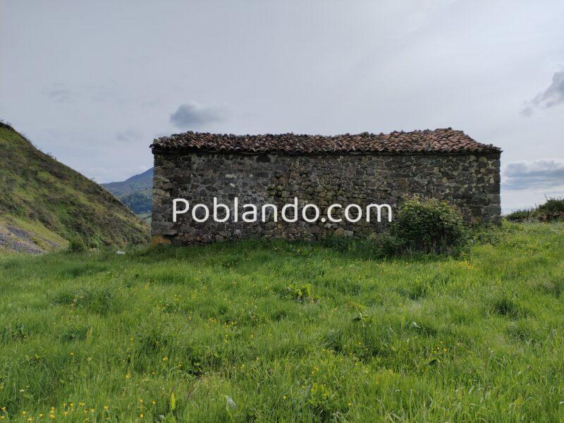 FINCA RÚSTICA CON CABAÑA DE PIEDRA EN ASTURIAS