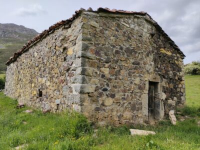 FINCA RÚSTICA CON CABAÑA DE PIEDRA EN ASTURIAS