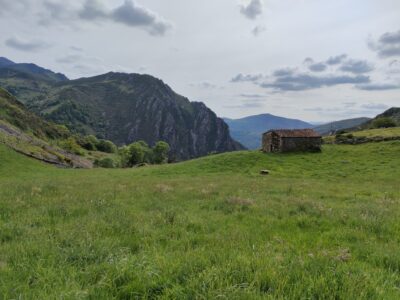 FINCA RÚSTICA CON CABAÑA DE PIEDRA EN ASTURIAS