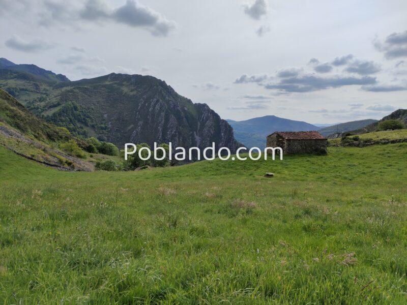 FINCA RÚSTICA CON CABAÑA DE PIEDRA EN ASTURIAS