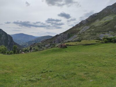 FINCA RÚSTICA CON CABAÑA DE PIEDRA EN ASTURIAS