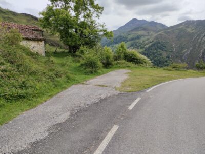 FINCA RÚSTICA CON CABAÑA DE PIEDRA EN ASTURIAS