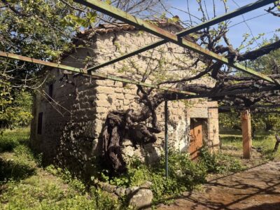 Conjunto De Casa Y Sequeros Legalizados plena naturaleza – El Raso (Cáceres/Ávila)