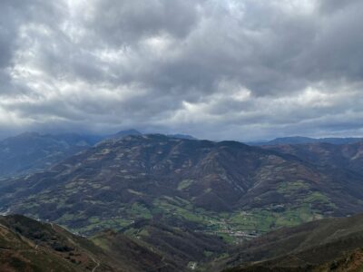 🏔️ ¡OCASIÓN ÚNICA EN ASTURIAS! Cabaña Rural con Finca de 8.500 m² en Mayáu Espines (Moreda)