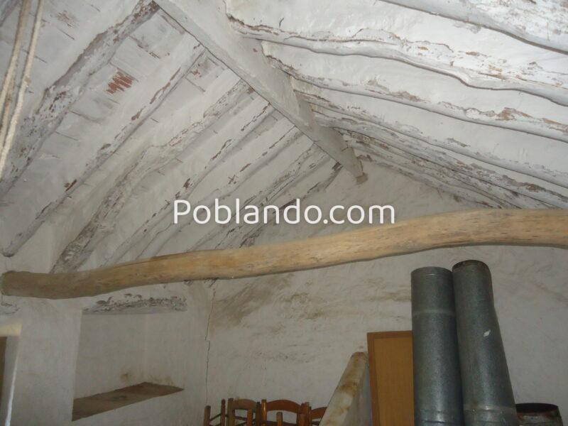 Vendo antiguo cortijo de 264 metros cuadrados construidos y 37296 metros cuadrados de parcela de olivar.