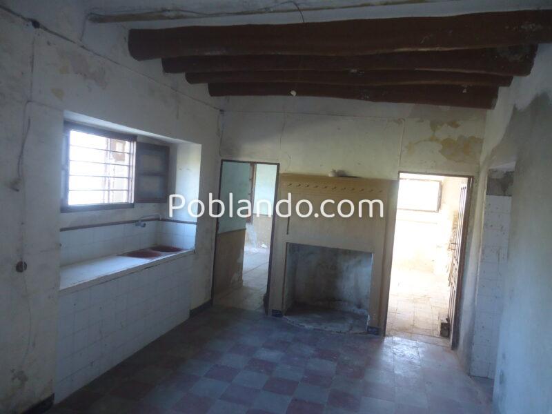 Vendo antiguo cortijo de 264 metros cuadrados construidos y 37296 metros cuadrados de parcela de olivar.